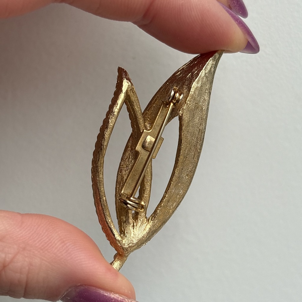 Vintage Gold Textured Leaf Brooch Pin with Pearl Accent - Picture 3 of 5